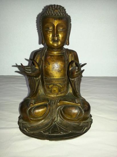 null Statuette de bouddha en bronze doré assis padmasan, les mains devant lui, yeux...