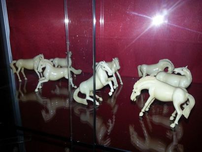 null Série de 8 chevaux du bonheur en ivoire 