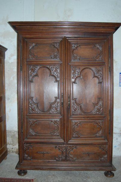 null Importante armoire bois mouluré sculpté décor de feuilles epoque XVIIIe