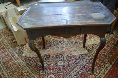 null Table bois XVIIIe, 4 pieds cambrés chevillés (accidents et restaurations)
