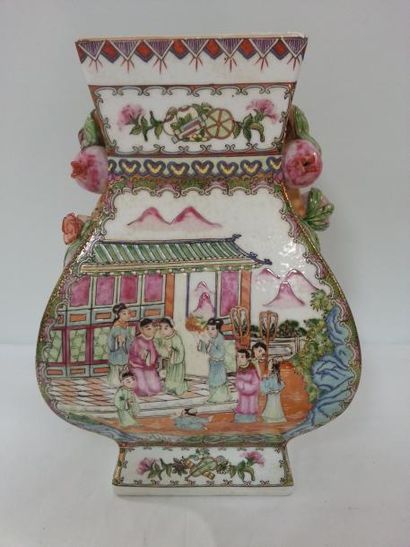 null Chine, vase quadrangulaire à décor de personnages et florals avec prises "litchis"...