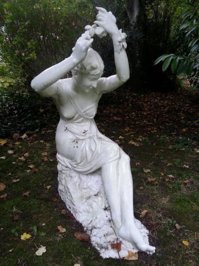 null Statue en fonte peinte en blanc "Femme à la couronne"
(Cette statue sera vendue...