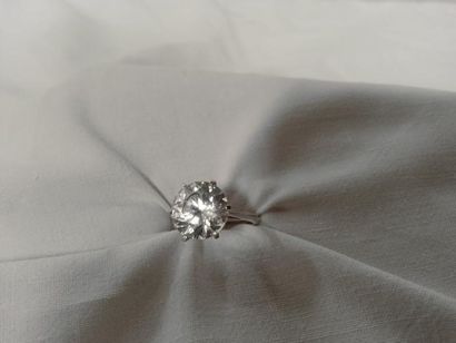 null D'un ensemble de bijoux or :
Solitaire or gris, diamant env 3 carats (teint...