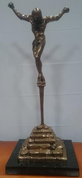 null DALI Salvator, "Christ" Bronze à patine dorée (Haut: 80 cm) signé et numéroté...
