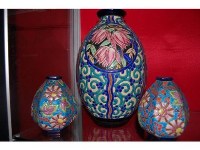 null lot 109: BOCH Fr et LONGWY 
Vase boule à décor émaillé d arabesques et fleurs...