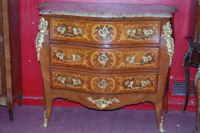 null Lot 427 : Importante commode tombeau style Louis XV époque vers 1900