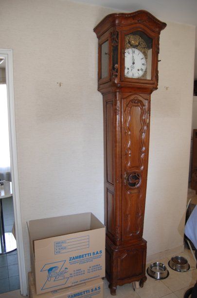 null Horloge comtoise en bois fruitier mouluré, époque XVIIIe