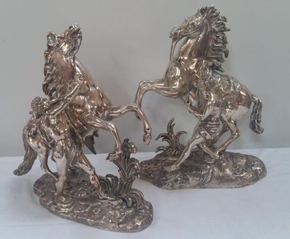null Paire de 2 grands chevaux en bronze argenté sur socle d'après Guillaume COUSTOU,...