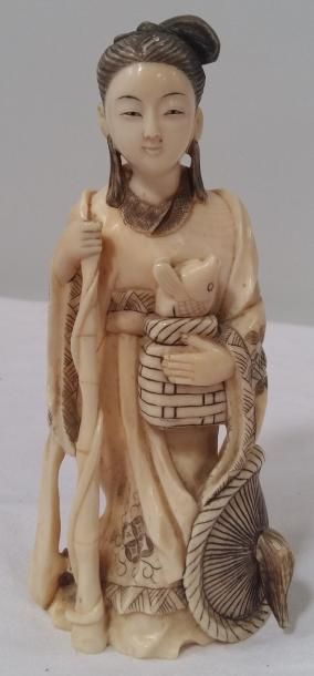 null Okimono ivoire du Japon "Femme au poisson" 14 cm