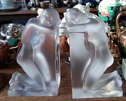 null LALIQUE, paire de serre-livres à la femme nue (Haut 23 cm)