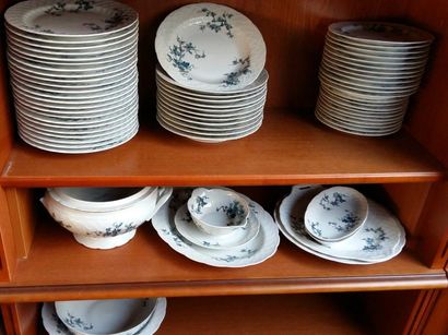null Service de vaisselle porcelaine de Limoges décor de lierre bleu (91 pièces,...