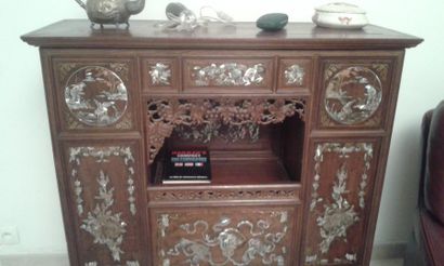 null Cabinet en bois exotique à incrustations de nacre représentant des dragons et...
