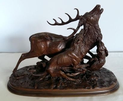 MENE Pierre-Jules (1810-1879) "Le cerf attaqué par les chiens" Bronze signé (Long...
