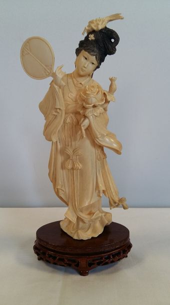 null Sujet en ivoire sculpté 'Geisha' (H 21,5 cm) sur socle bois