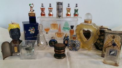 null Bel ensemble de flacons et mignonnettes de parfum 