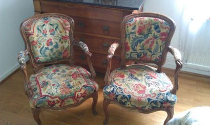 null Paire de fauteuils cabriolet en hêtre mouluré chevillé, époque XVIIIe, garniture...