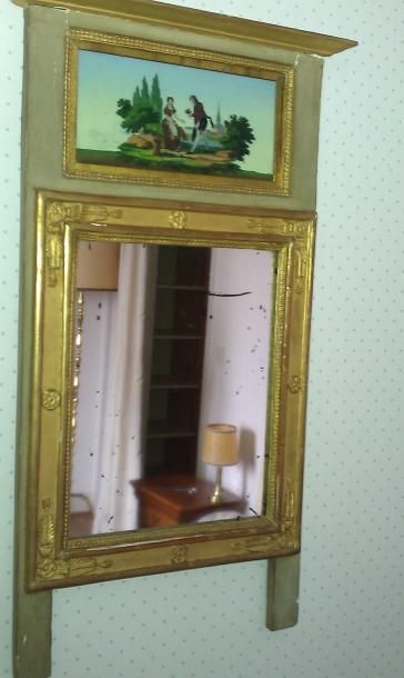 null Petit miroir bois doré rechampi surmonté d'un fronton verre peint