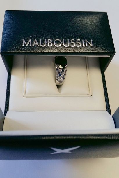 null Bague MAUBOUSSIN or gris et saphir dans son écrin