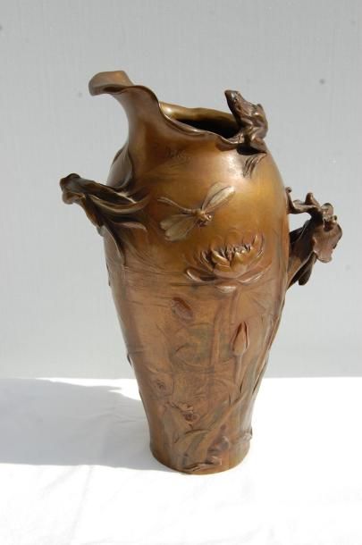 null DEBON Frédéric J. (XIXe-XXe) : Vase en bronze à riche décor naturaliste en relief...