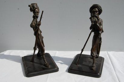 null 2 personnages en bronze "le fantassin" socle bois (partie haute manquante) dans...
