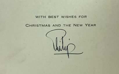 null Ensemble comprenant : 
- deux cartes de vœux signées du Prince Philip 
- une...
