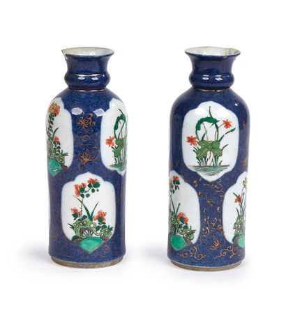 null Paire de vases oblongs en porcelaine à décor émaillé polychrome de fleurs et...
