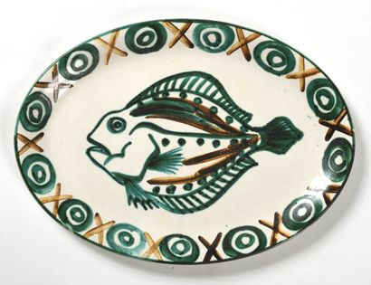 null Robert PICAULT (1919 - 2000)
Plat ovale à poisson 
Épreuve en céramique, la...