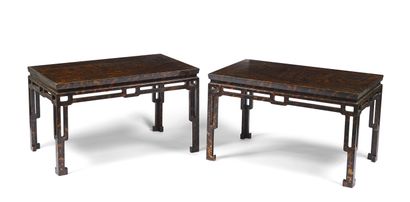 null Maison JANSEN 
Paire de tables rectangulaires en bois laqué imitation écaille,...