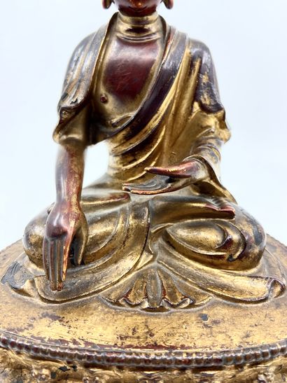 null Statuette de bouddha en bronze laqué or. Représenté assis en padmasana sur une...