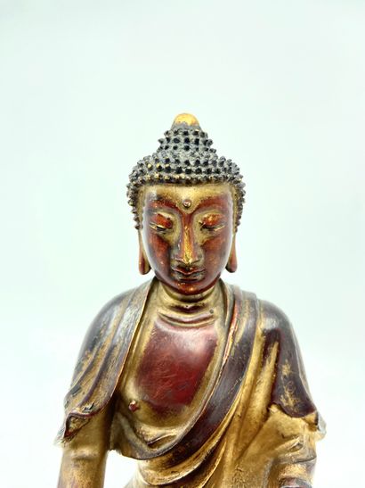 null Statuette de bouddha en bronze laqué or. Représenté assis en padmasana sur une...