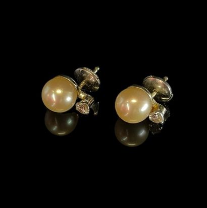 null Pair of 18K (750/1000 ‰) white gold ear chips adorned with a cultured pearl...