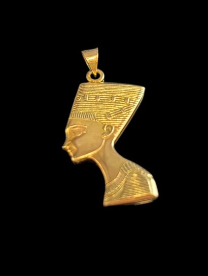 null Pendentif égyptien or jaune 14 carats (585/1000 ‰) figurant une tête de Nefertiti...