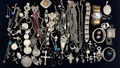 null Fort ensemble de bijoux divers en argent (min. 800/1000‰) comprenant des bagues,...