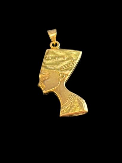 null Pendentif égyptien or jaune 14 carats (585/1000 ‰) figurant une tête de Nefertiti...