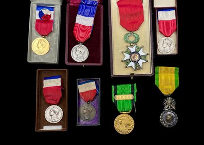 null Lot de huit médailles: 
- Ordre national de la légion d'Honneur 4e république...
