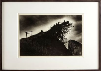 null Akiko TAKIZAWA (1971 - ) 
Trii on the cliff, 2013
Série "Headland"
Tirage Colotype...