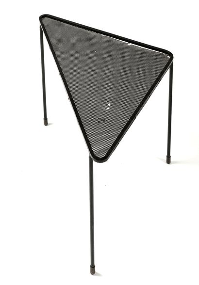 null Mathieu MATEGOT (1910-2001)
Table basse en métal laqué noir
le plateau triangulaire...