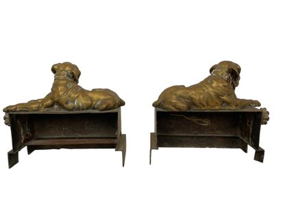 null Paire de chenets 
Deux épreuves en bronze doré
figurant deux chiens allongés...