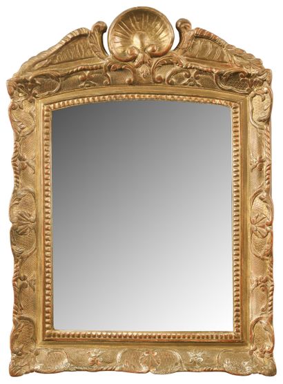 Miroir rectangulaire en bois doré 
à décor...