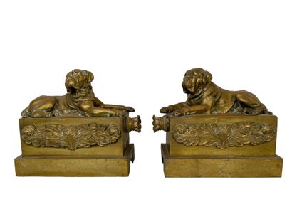 null Paire de chenets 
Deux épreuves en bronze doré
figurant deux chiens allongés...