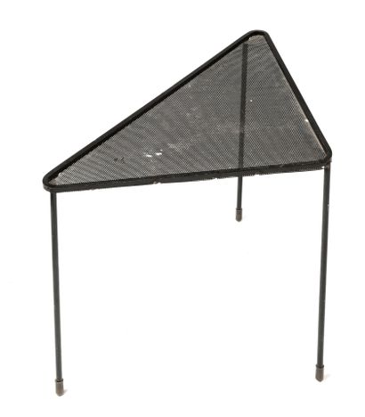 null Mathieu MATEGOT (1910-2001)
Table basse en métal laqué noir
le plateau triangulaire...
