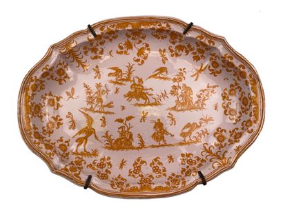 null MOUSTIERS
Oval dish with raised rims
Proof in polychrome glazed earthenware
decorated...