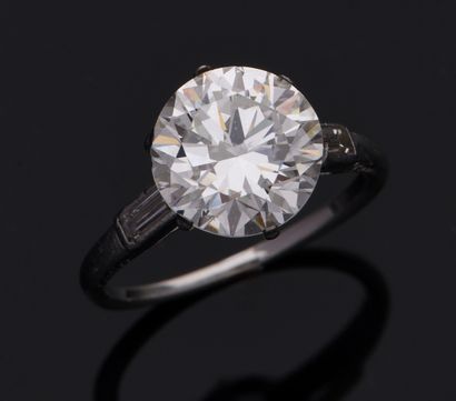 null CARTIER PARIS
Solitaire en platine (850/1000) orné d'un diamant de taille moderne...
