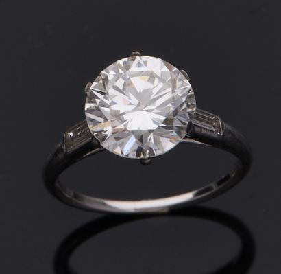 null CARTIER PARIS
Solitaire en platine (850/1000) orné d'un diamant de taille moderne...