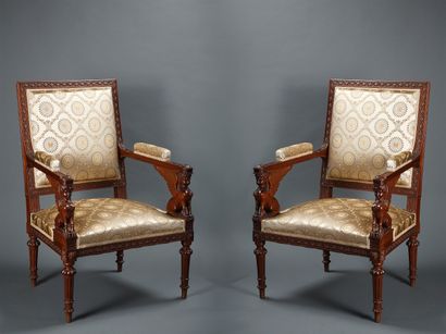  Pair of armchairs with winged sphinxes

France
Circa 1870

Walnut

Height: 99 cm;... Gazette Drouot