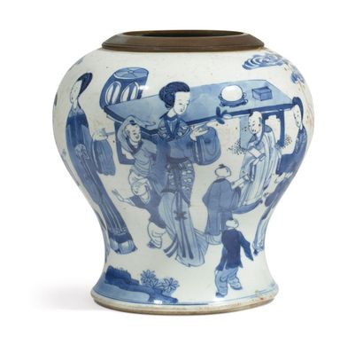 Vase balustre en porcelaine à décor bleu et blanc de figures