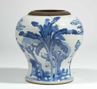Vase balustre en porcelaine à décor bleu et blanc de figures Vase balustre en porcelaine...