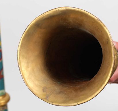 Deux trompettes (Dung-Chen) de style Ming formant paire en émaux cloisonnés Deux...