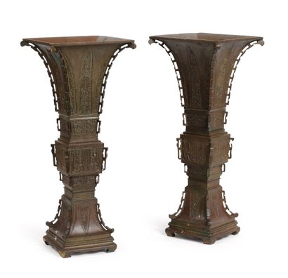 Paire de très grands vases archaïsant Gu en bronze patiné