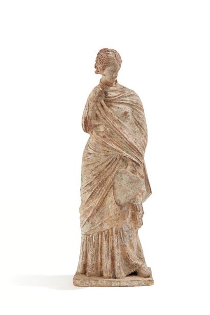 Statuette votive représentant une jeune femme drapée dans un himation